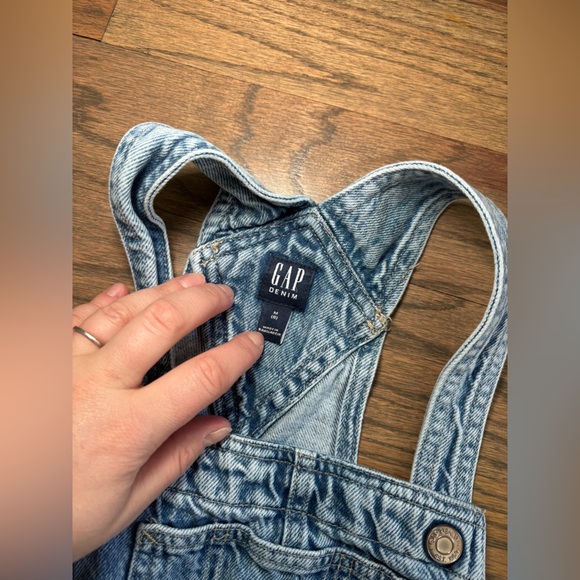 GAP Medium Wash Denim Overalls Kids Unisex Size‎ Medium (5) Cotton Frayed Hem - Picture 4 of 7